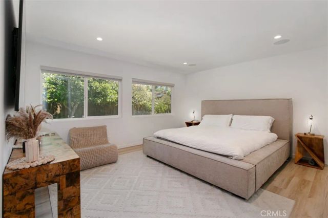 22841 Calvert St, Woodland Hills, CA 91367