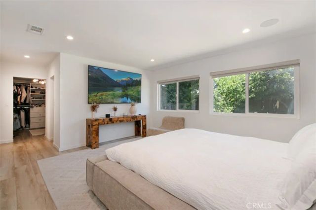 22841 Calvert St, Woodland Hills, CA 91367