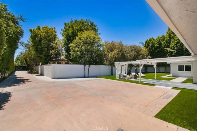 22841 Calvert St, Woodland Hills, CA 91367
