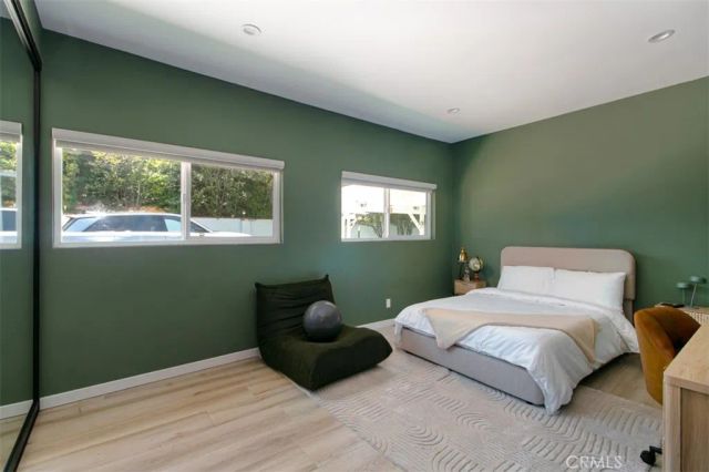 22841 Calvert St, Woodland Hills, CA 91367