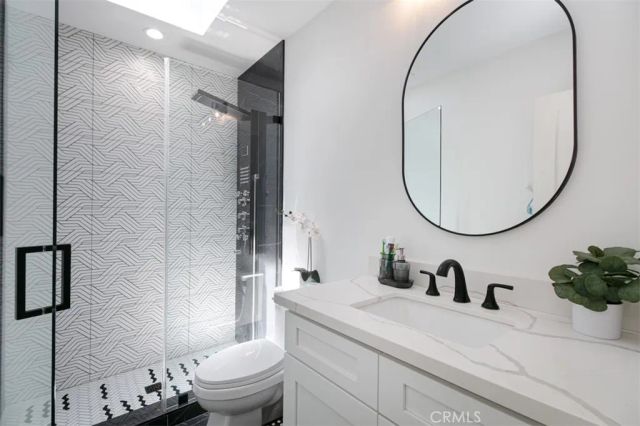 22841 Calvert St, Woodland Hills, CA 91367