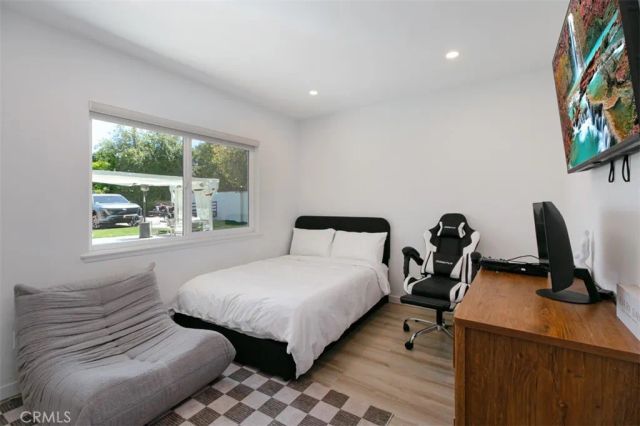 22841 Calvert St, Woodland Hills, CA 91367