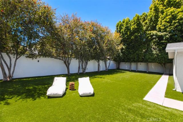 22841 Calvert St, Woodland Hills, CA 91367