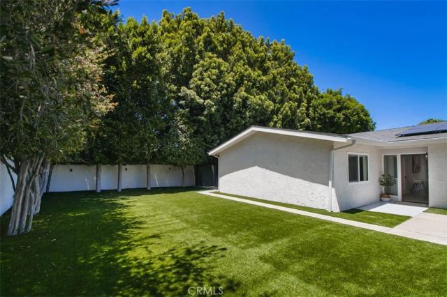 22841 Calvert St, Woodland Hills, CA 91367