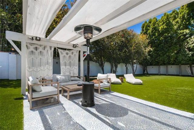 22841 Calvert St, Woodland Hills, CA 91367