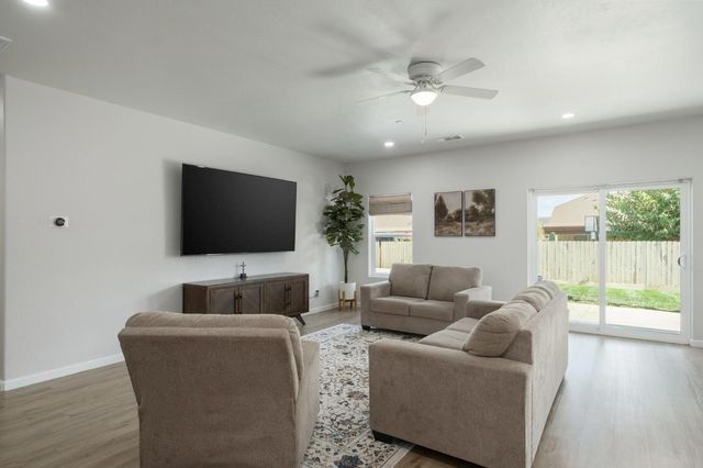 775 Kimball Lane, Hanford, CA 93230