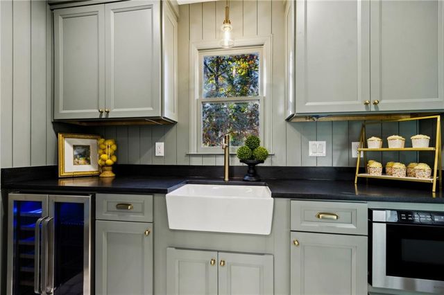 420 Hackberry Court, Roswell, GA 30076