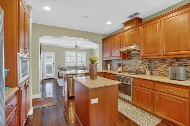 8006 Linda Isle Ln, Sacramento, CA 95831