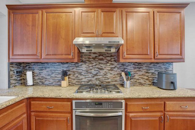 8006 Linda Isle Ln, Sacramento, CA 95831