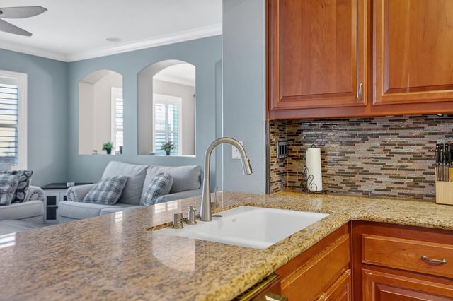 8006 Linda Isle Ln, Sacramento, CA 95831