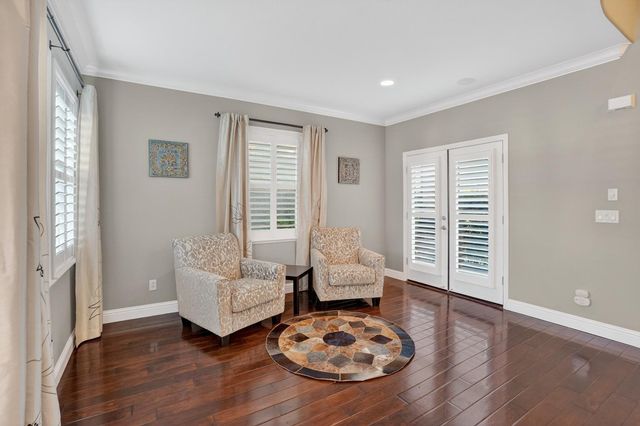 8006 Linda Isle Ln, Sacramento, CA 95831