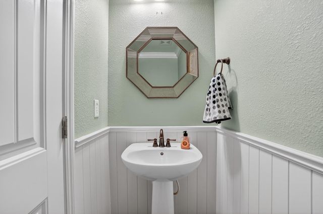 8006 Linda Isle Ln, Sacramento, CA 95831