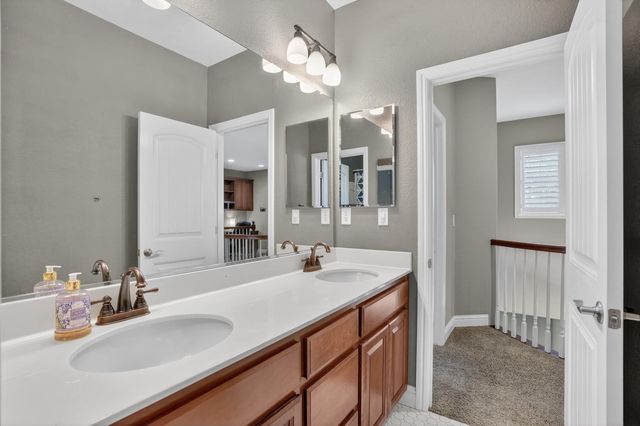 8006 Linda Isle Ln, Sacramento, CA 95831