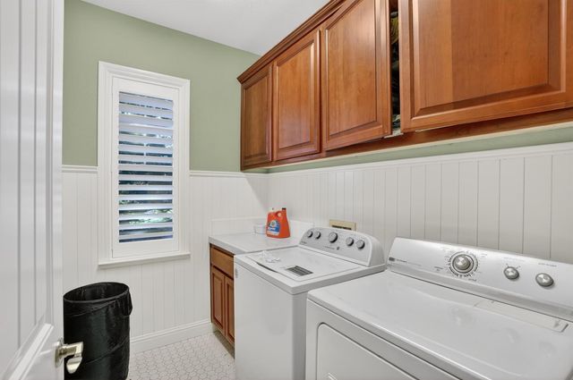 8006 Linda Isle Ln, Sacramento, CA 95831