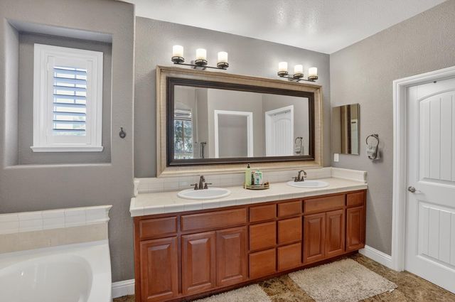 8006 Linda Isle Ln, Sacramento, CA 95831