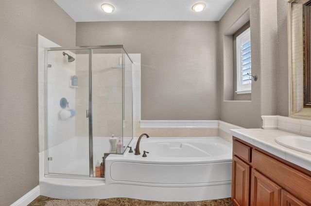 8006 Linda Isle Ln, Sacramento, CA 95831