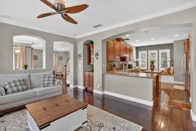 8006 Linda Isle Ln, Sacramento, CA 95831