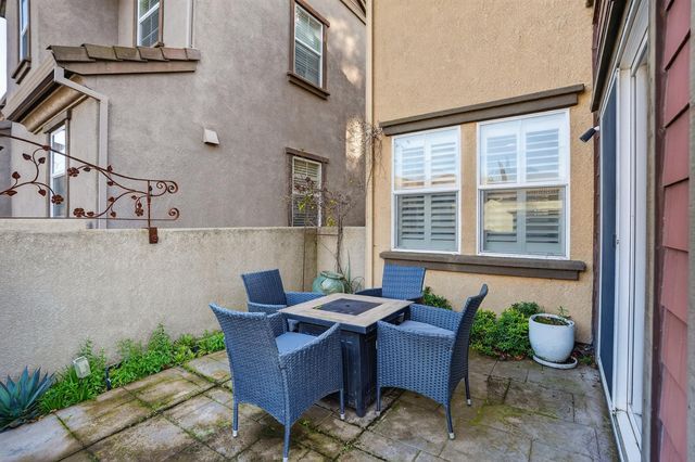 8006 Linda Isle Ln, Sacramento, CA 95831