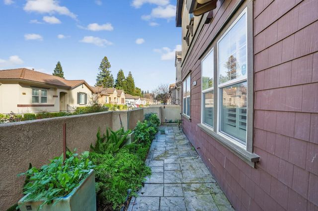 8006 Linda Isle Ln, Sacramento, CA 95831