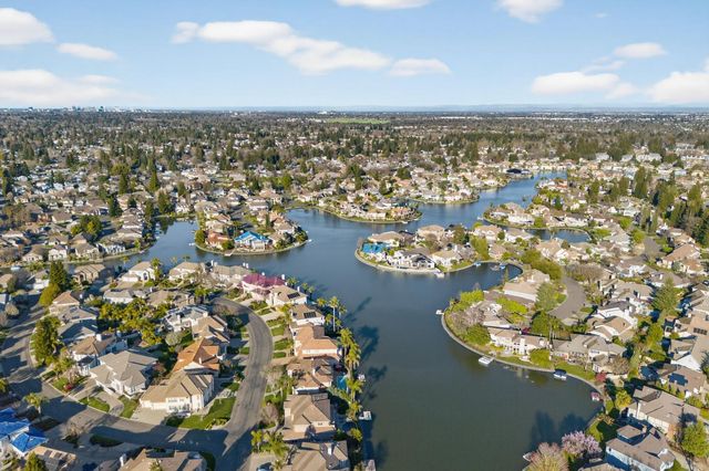 8006 Linda Isle Ln, Sacramento, CA 95831