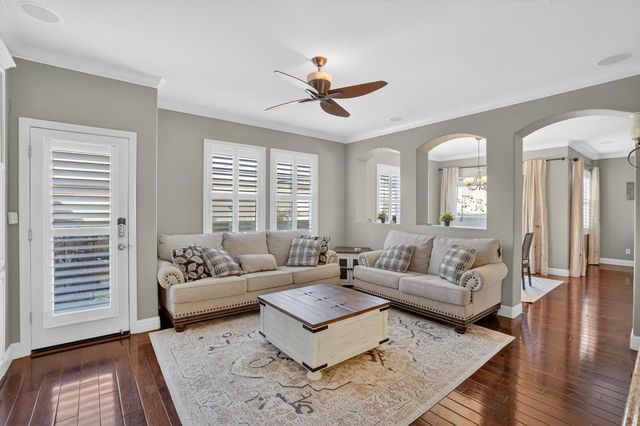 8006 Linda Isle Ln, Sacramento, CA 95831