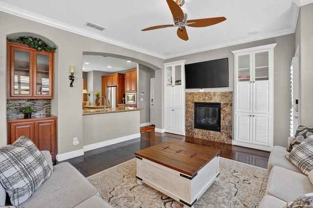 8006 Linda Isle Ln, Sacramento, CA 95831