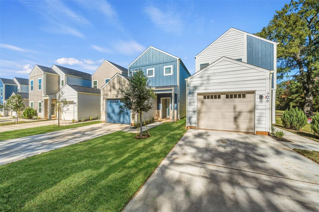 706 W Dallas Street, Conroe, TX 77301