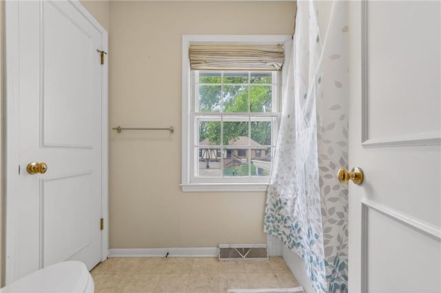 7209 N Woodland Avenue, Gladstone, MO 64118