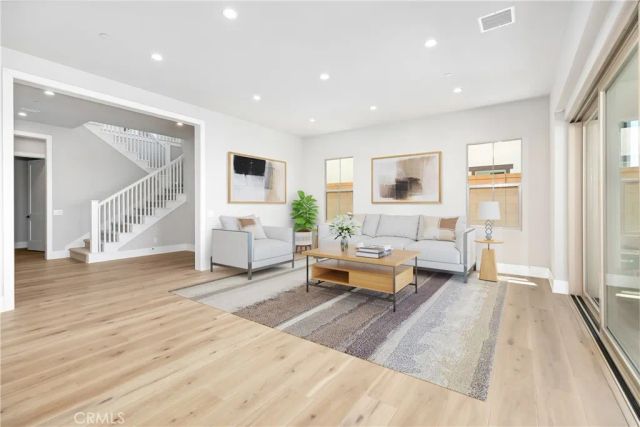 127 Oakstone, Irvine, CA 92618