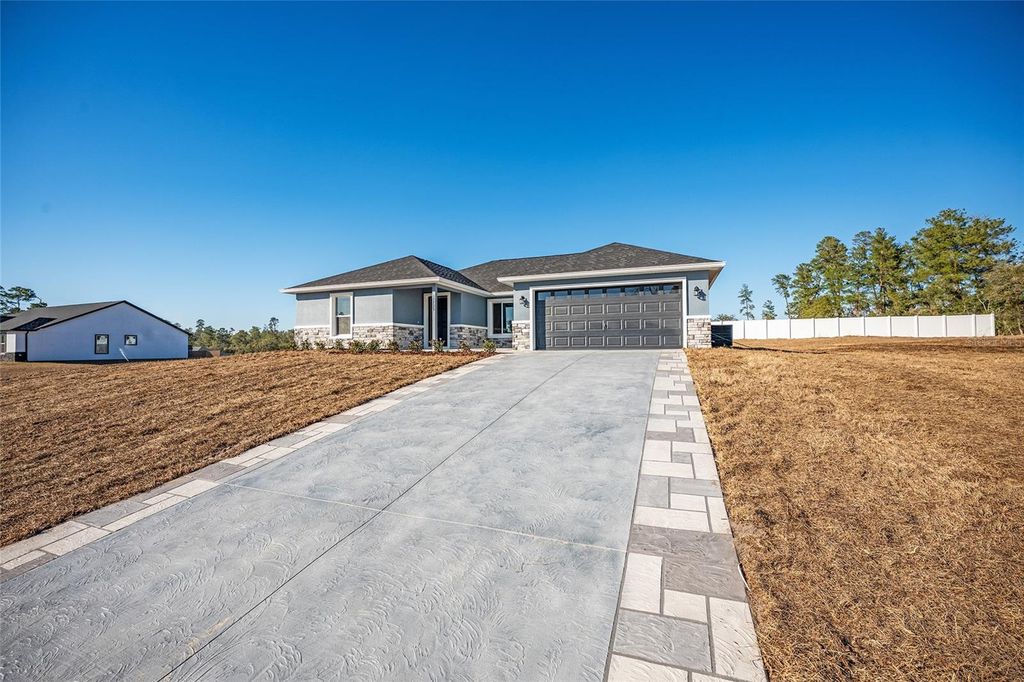 Image 4 of property listing at 161 BAY ROAD, Ocklawaha, FL 32179