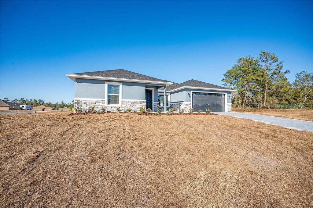 Image 6 of property listing at 161 BAY ROAD, Ocklawaha, FL 32179