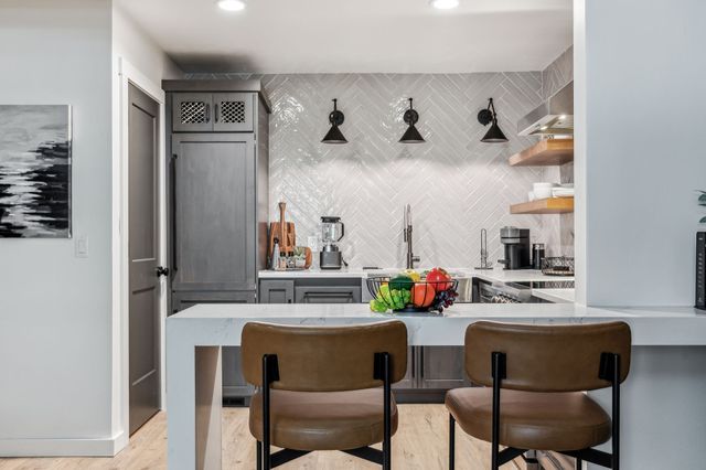806 18th Ave S Apt 207, Nashville, TN 37203