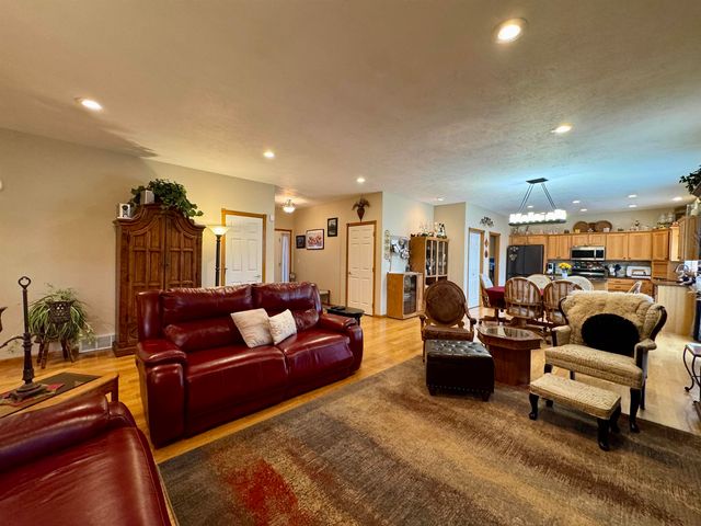 13 NW 30th St, Minot, ND 58703