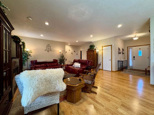 13 NW 30th St, Minot, ND 58703