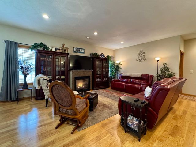 13 NW 30th St, Minot, ND 58703