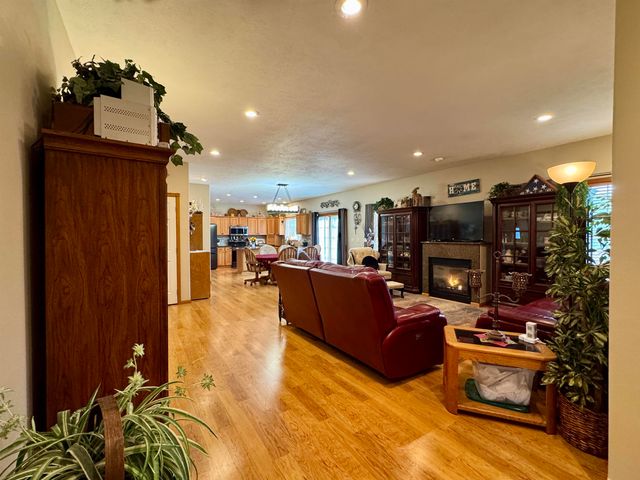 13 NW 30th St, Minot, ND 58703