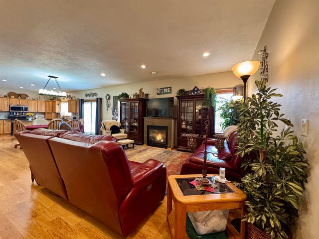 13 NW 30th St, Minot, ND 58703