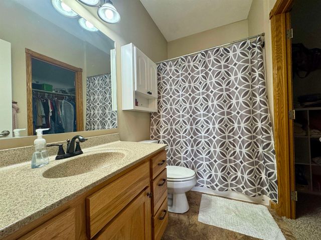 13 NW 30th St, Minot, ND 58703
