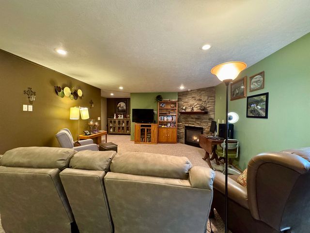 13 NW 30th St, Minot, ND 58703