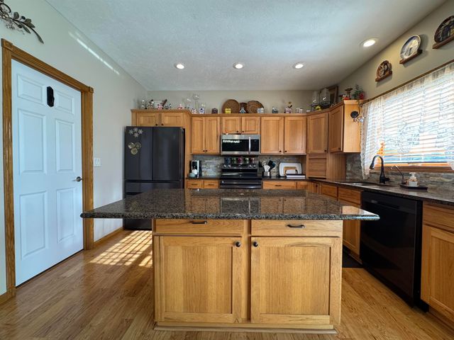13 NW 30th St, Minot, ND 58703