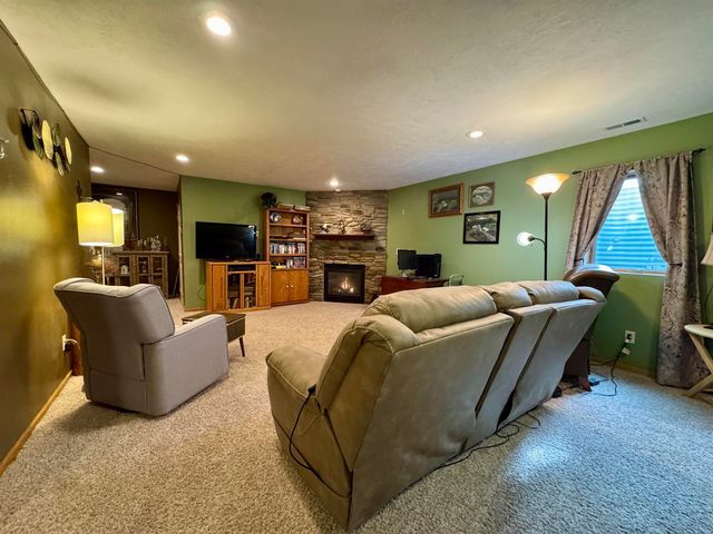 13 NW 30th St, Minot, ND 58703