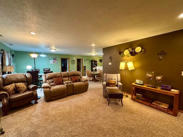 13 NW 30th St, Minot, ND 58703