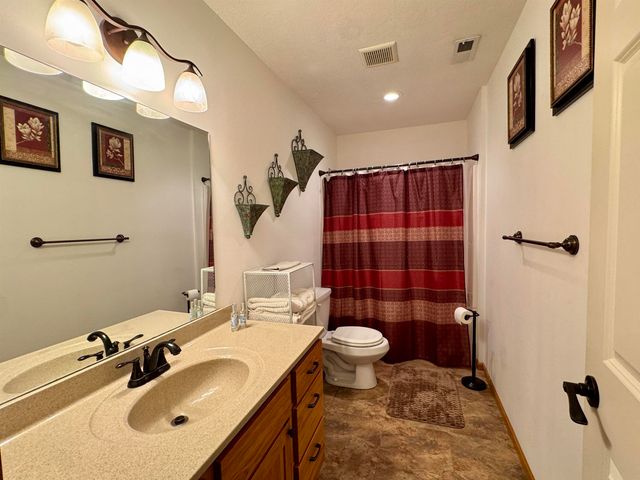 13 NW 30th St, Minot, ND 58703