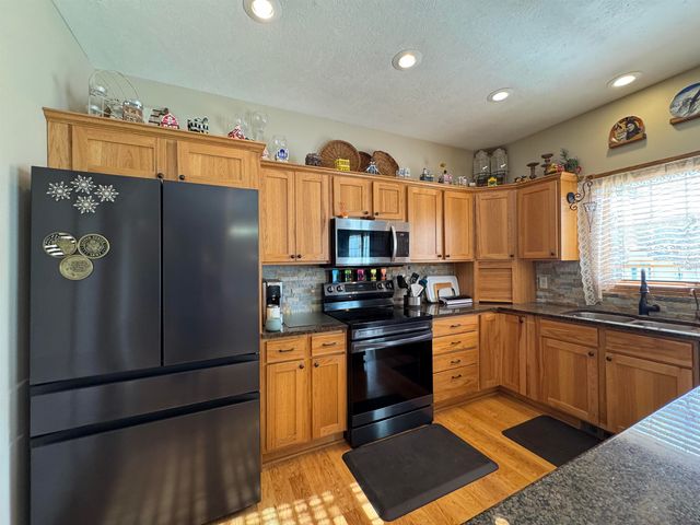 13 NW 30th St, Minot, ND 58703