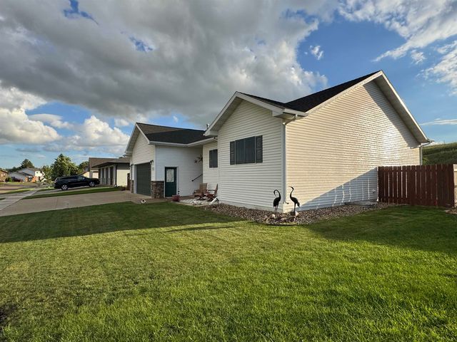 13 NW 30th St, Minot, ND 58703