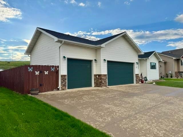 13 NW 30th St, Minot, ND 58703