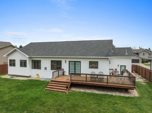 13 NW 30th St, Minot, ND 58703