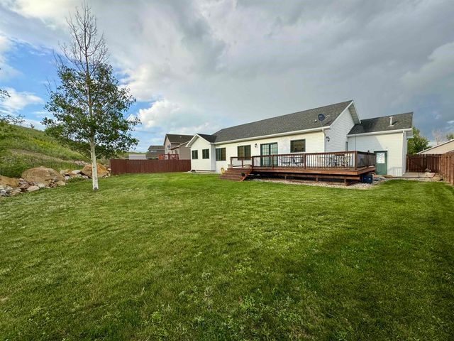 13 NW 30th St, Minot, ND 58703