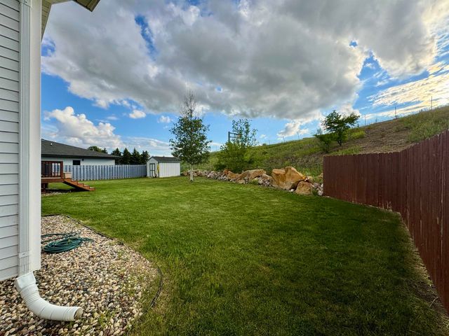 13 NW 30th St, Minot, ND 58703