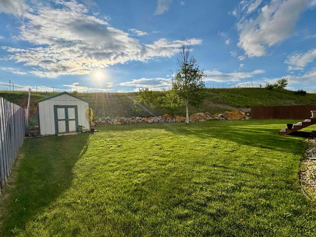 13 NW 30th St, Minot, ND 58703